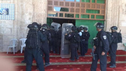 Fuerzas de la ocupación israelí irrumpen en la mezquita del Aqsa